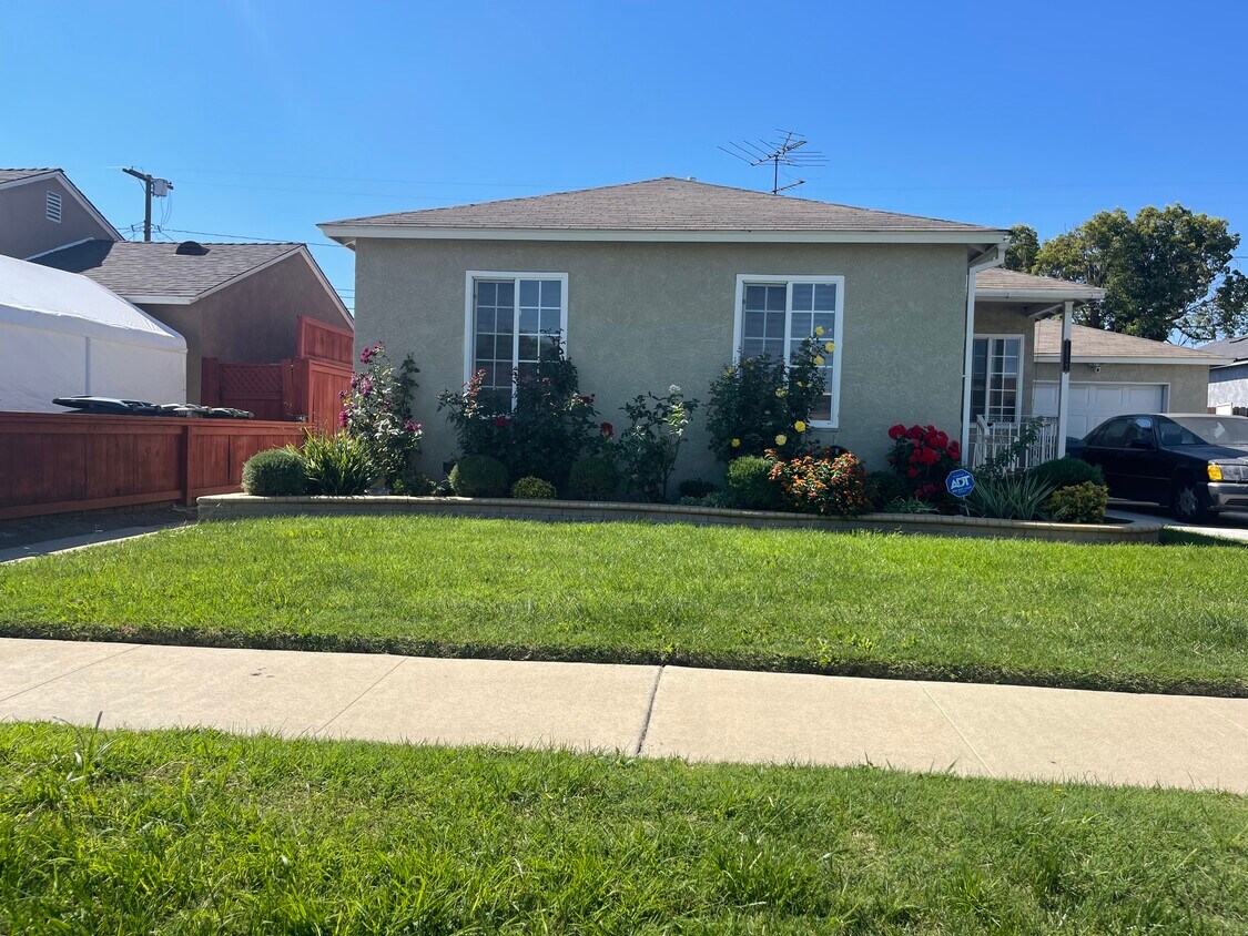 Primary Photo - 14523 Spinning Ave