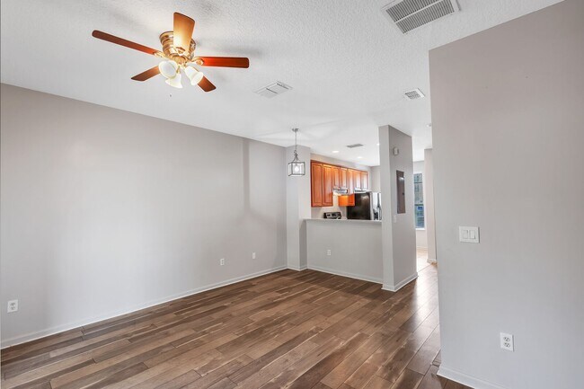 Building Photo - 2 Bedroom 2.5 Bath Townhome in gated commu...