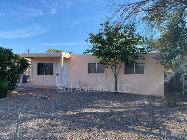 Building Photo - 3 Bed, 1 Bath Family Home Near UNM and the...