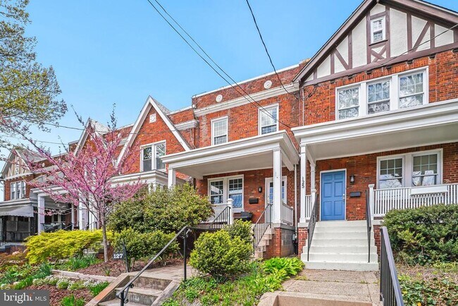 Foto del edificio - 127 Longfellow St NW