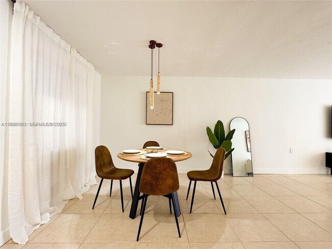 Foto del edificio - 1631 NE 114th St