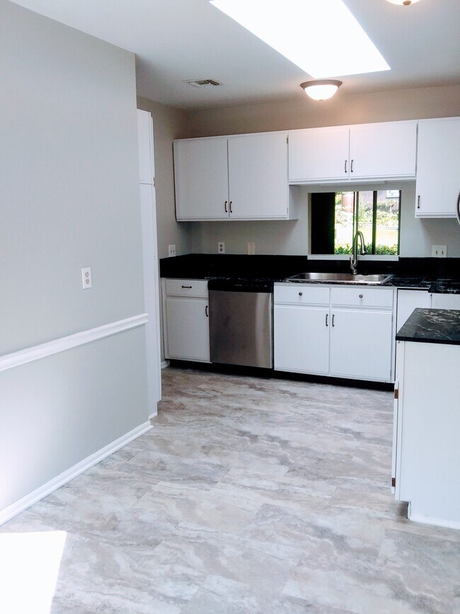Granite countertops - 1235 Howland Springs Blvd SE