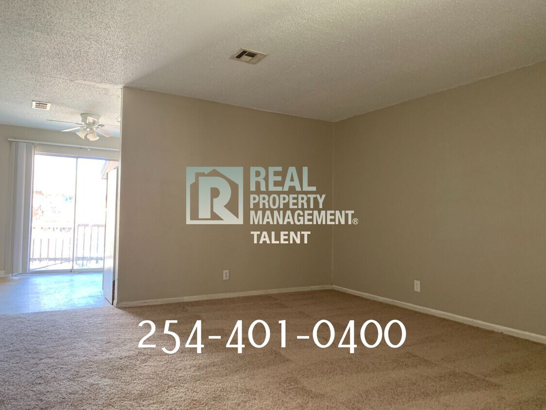 Foto principal - 2214 Saulsbury Dr