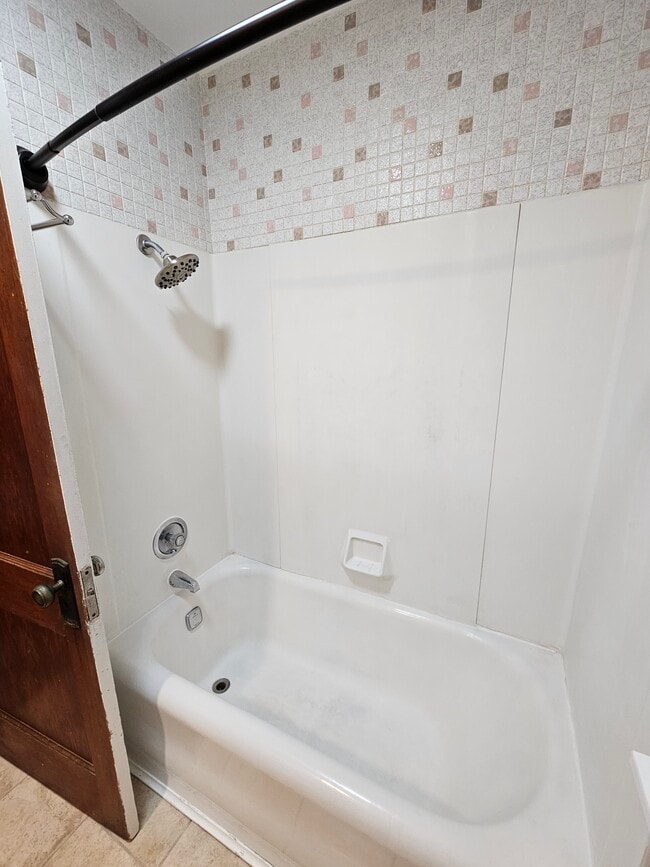 Baño - 816 Aurora Ave