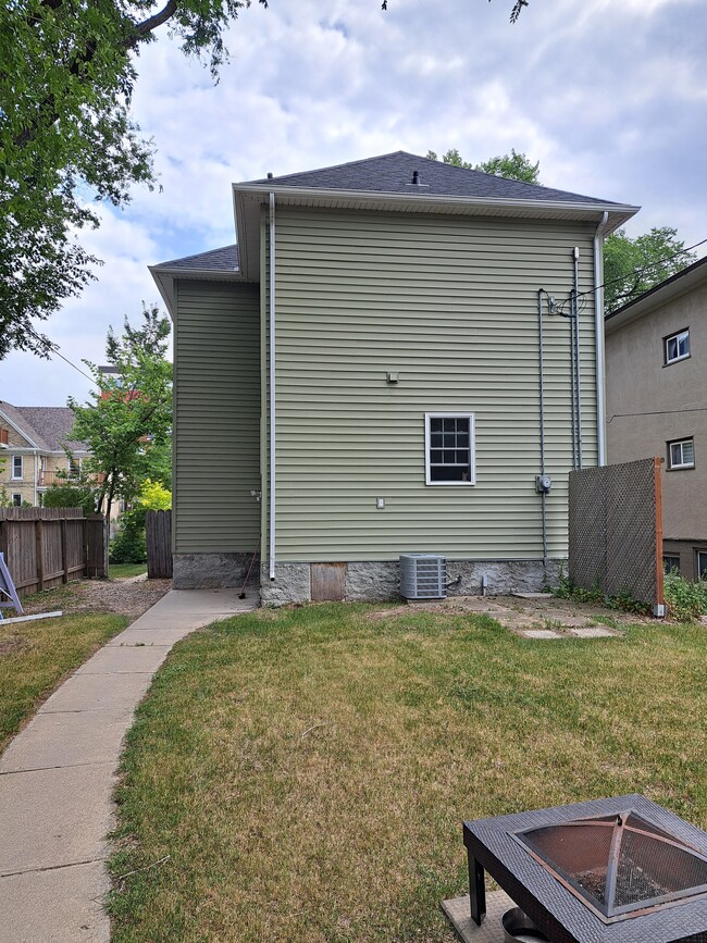 Building Photo - 147 Dumoulin St