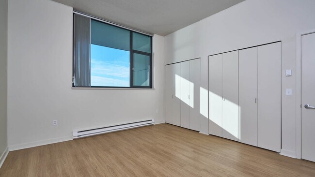 Dormitorio con suelo de superficie dura - Harbor Steps