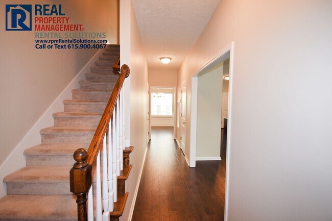 Foto del edificio - Gorgeous M'boro townhome close to I-24. Mu...