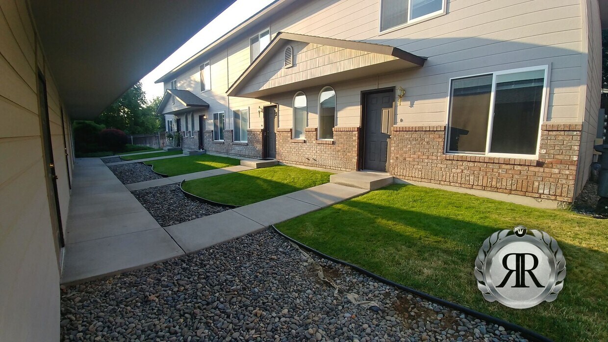 Primary Photo - 2 Bedroom, 1 1/2 Bath Townhouse