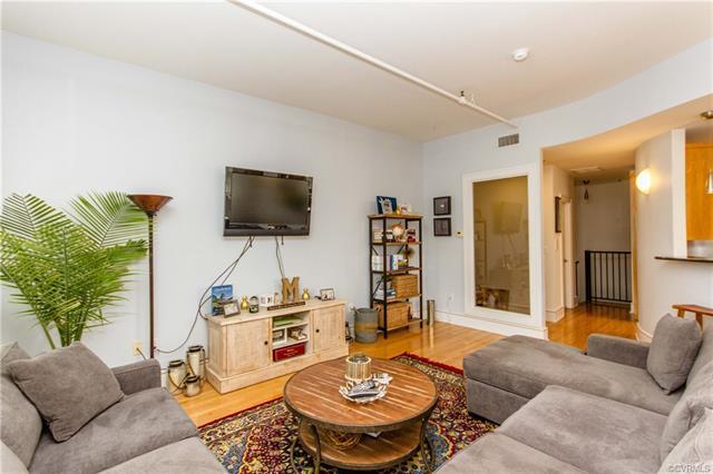 Living area - 1205 E Main St