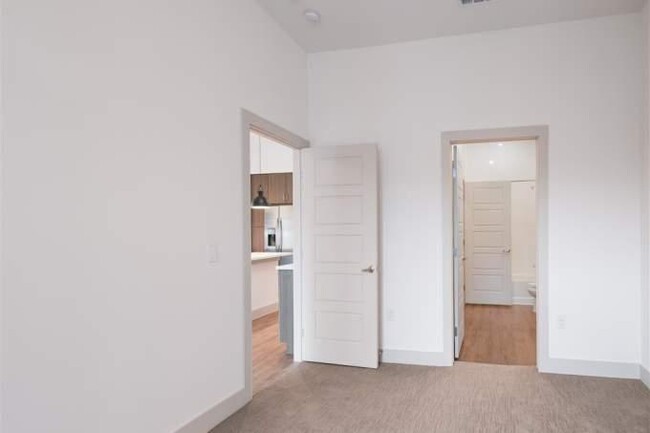 Building Photo - 1 bedroom in San Antonio TX 78215