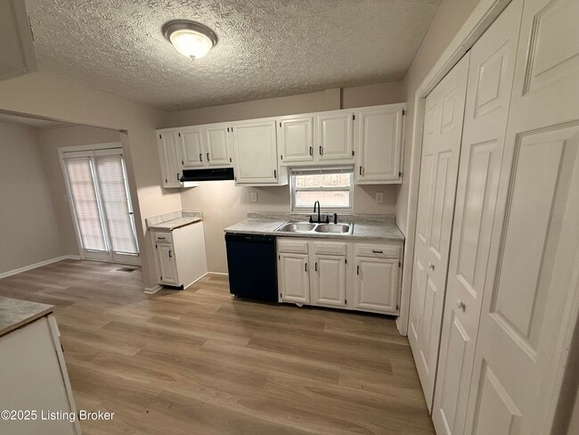 Building Photo - 8401 Roseborough Rd