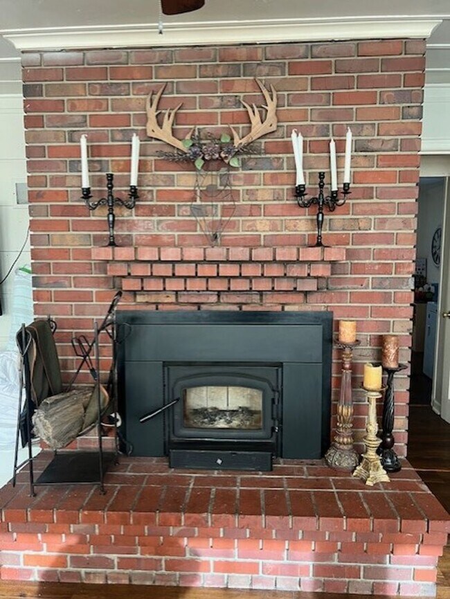Building Photo - Perfect Single Family 4 Bed/1.5 Bath Home