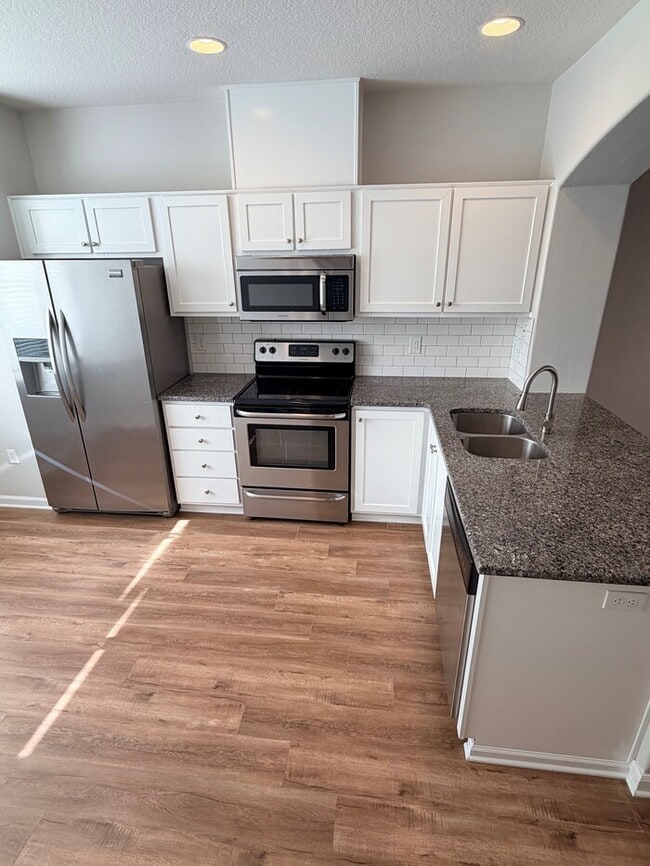 Building Photo - Beautiful Home in FABULOUS Location - Min ...