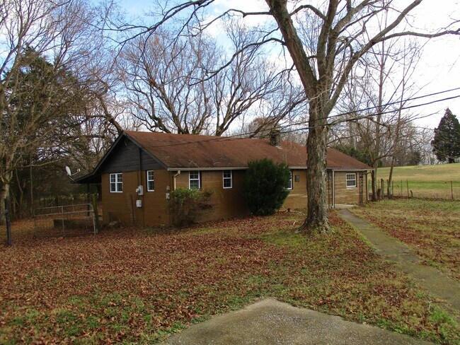 Building Photo - 2 Bedroom Home For Rent Over The River!