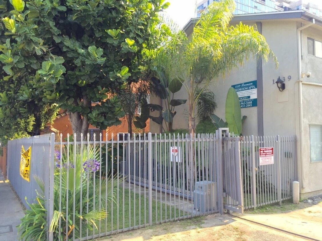 Building Photo - 1539 N Bronson Ave