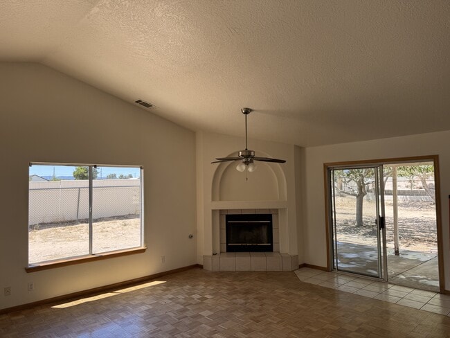 Foto del edificio - 9412 Hickory Ave