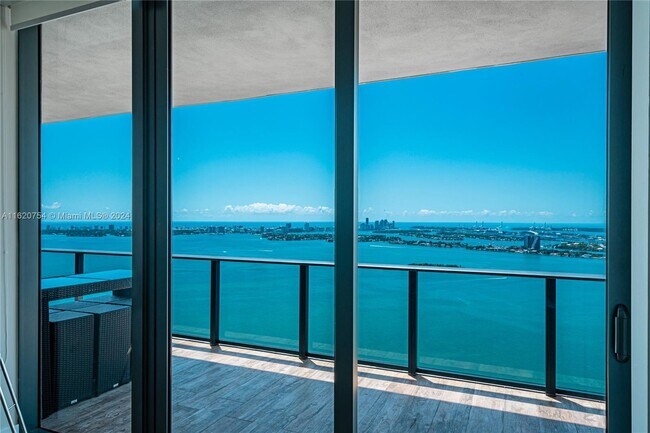 Foto del edificio - 650 NE 32nd St