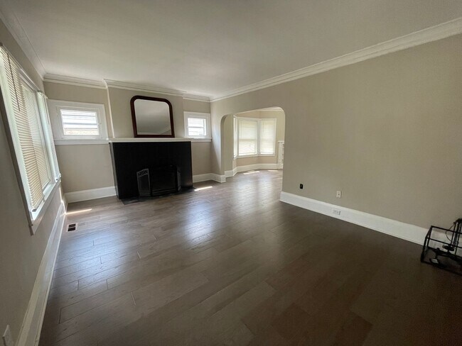 Building Photo - Immediate Move In- Beautiful 3 Bedroom Sin...