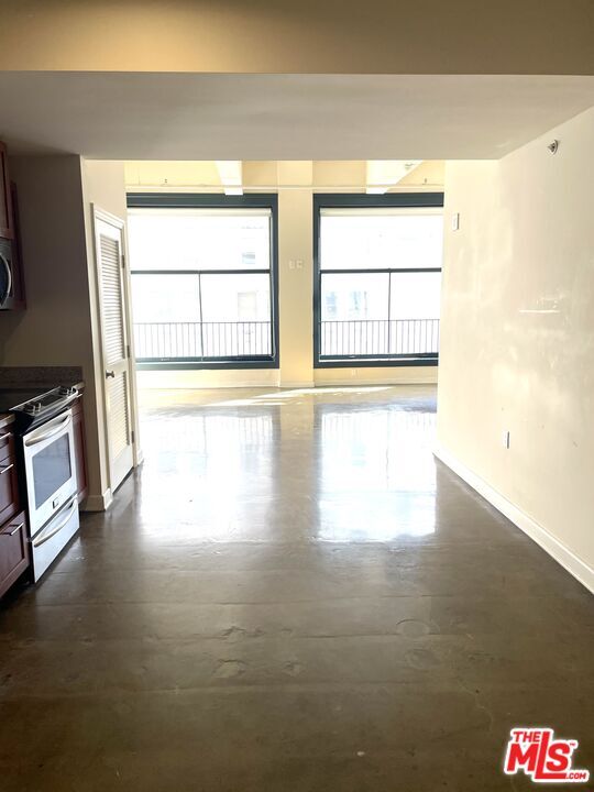 Foto del edificio - 315 W 5th St