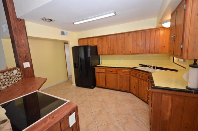Foto del edificio - 2157 N Sycamore Blvd