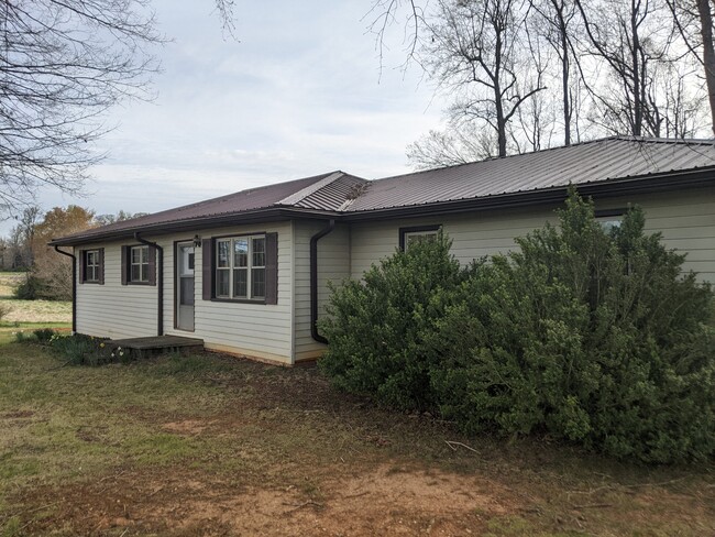 Foto del edificio - 2202 S Efland-Cedar Grove Rd