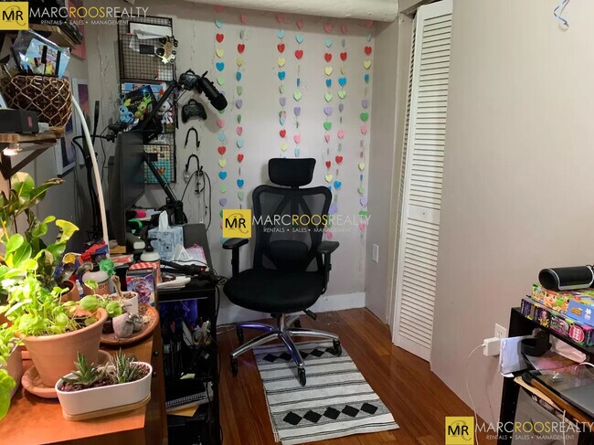 Building Photo - 382 Riverway St