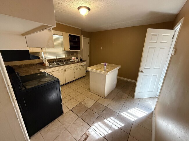 Building Photo - 5125 E Linda Cir