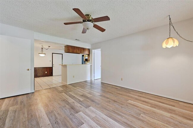 Building Photo - 3000 Garden Villa Ln