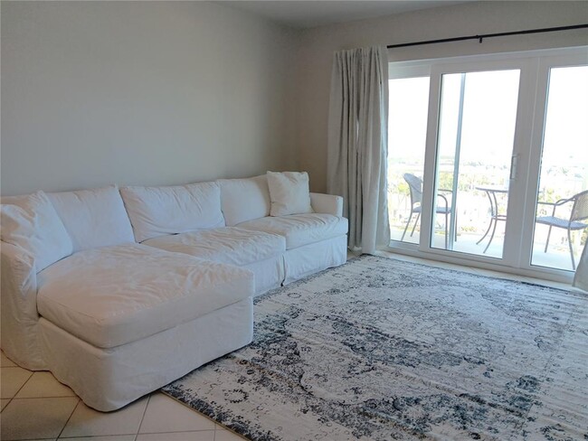 Foto del edificio - 4900 Brittany Dr S