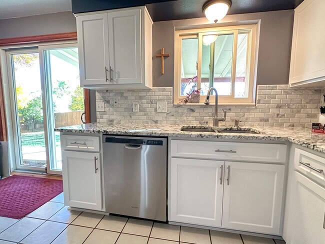 Building Photo - Updated Single-Family Home with Large Back...