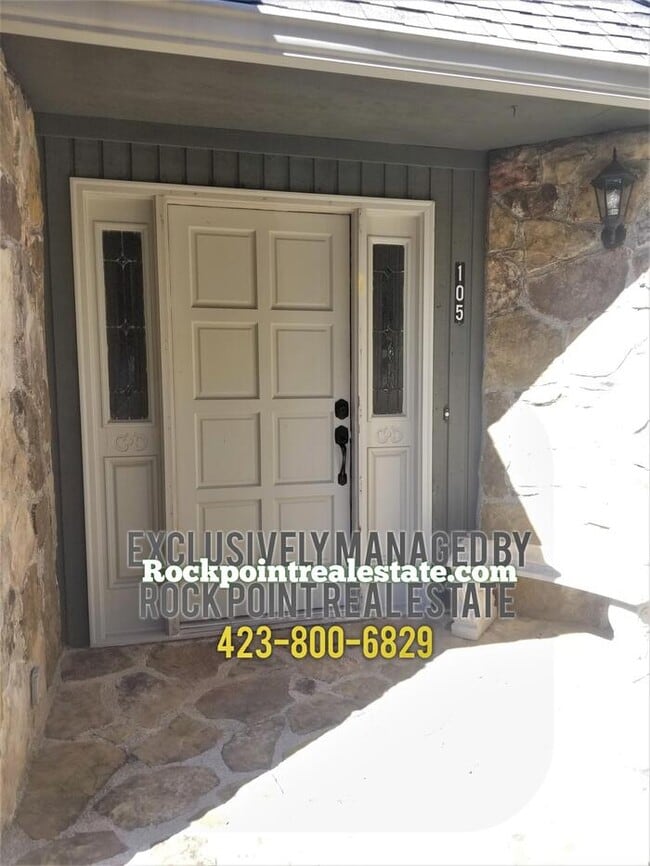 Building Photo - Stunning Townhome with Golf Course Views!