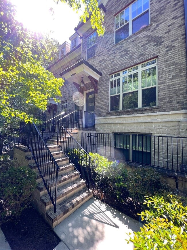 Foto del edificio - 4353 Parkside Pl