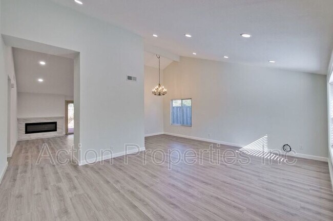 Building Photo - 1151 Hermina St
