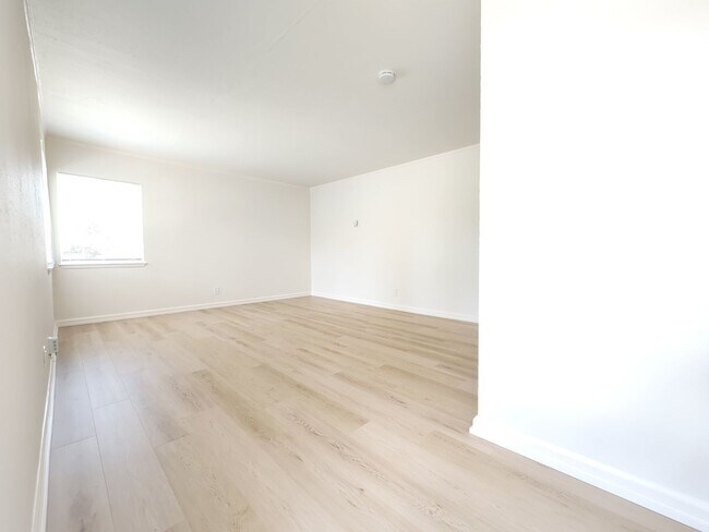 Building Photo - Check out this cozy 1-bedroom, 1-bathroom ...
