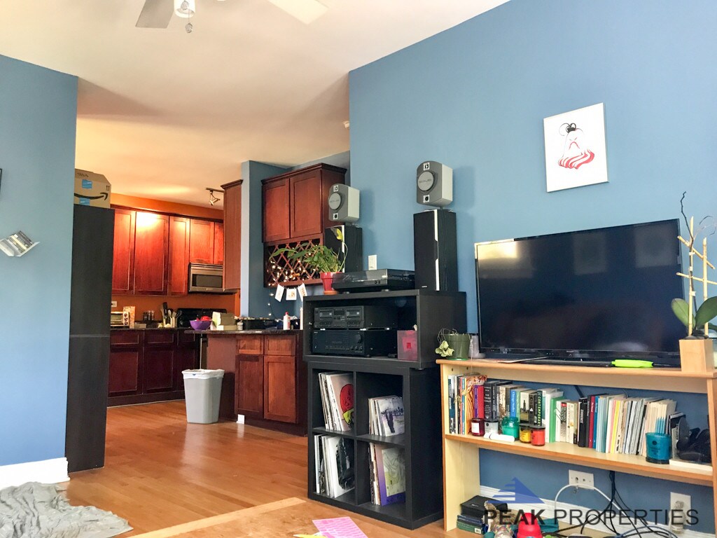Foto principal - 3657 N Damen Ave