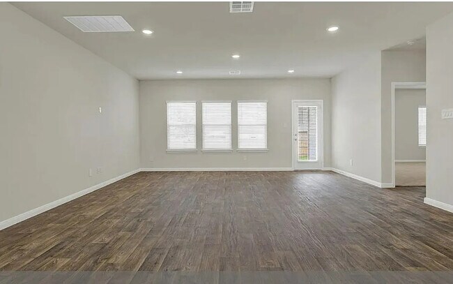 Building Photo - Room in Single Family Home on Bethpage Dr