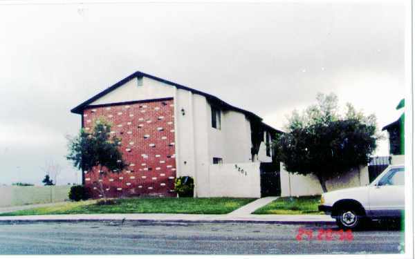 Foto del edificio - 5201 Redberry St