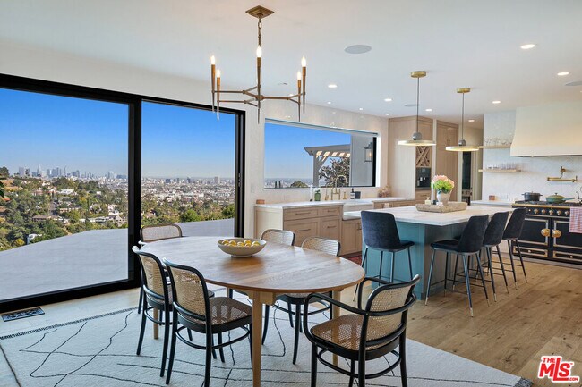 Foto del edificio - 2720 Hollyridge Dr