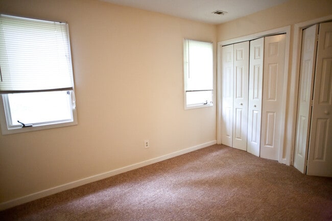 Building Photo - Wonderful 2BR town home apartment a few bl...