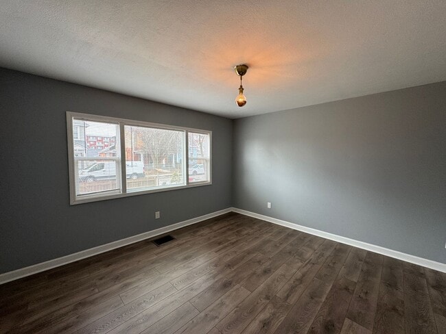 Building Photo - Fountain Square 3 Bed 2 Bath with fenced in backyard