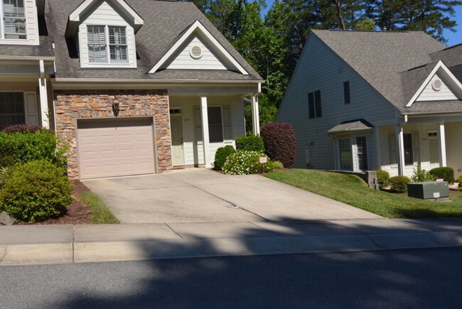 Building Photo - Easy living end unit townhome.