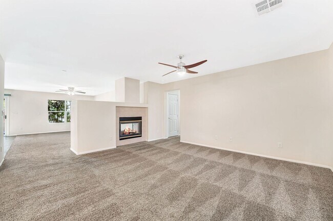 Foto del edificio - 3 BEDROOM SINGLE STORY IN HENDERSON!