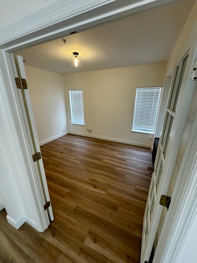 Building Photo - 1542 Almond Ave