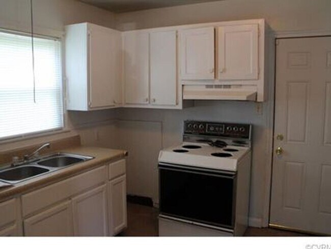 Foto del edificio - 2 bed 1 bath house in Richmond