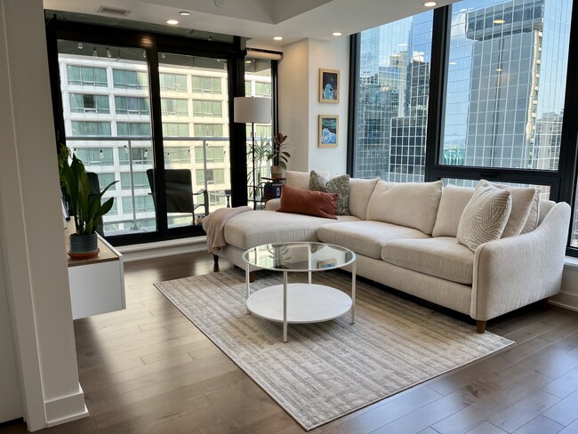 Building Photo - 340 Queen St