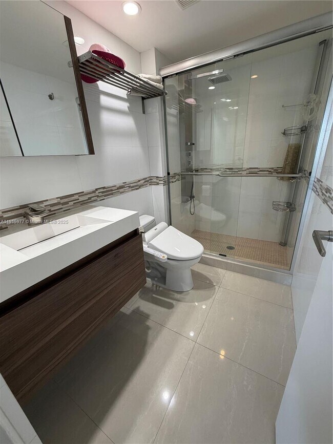 Foto del edificio - 100 Bayview Dr