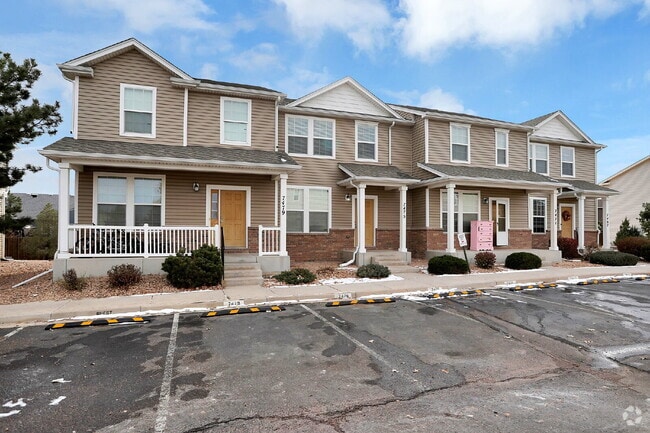Building Photo - Updated 2-Bed Townhome Just Minutes from F...