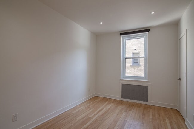Building Photo - 2105 Rue Chomedey