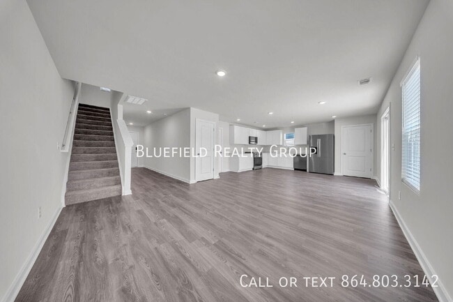 Building Photo - 161 Davis Dr