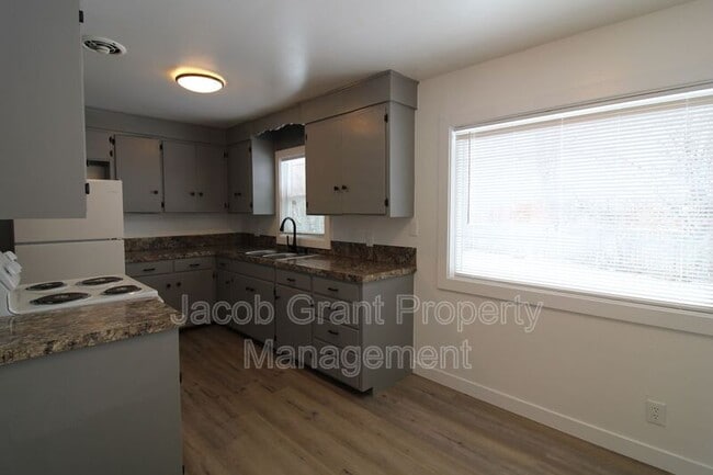 Building Photo - 1703 Raymond Dr